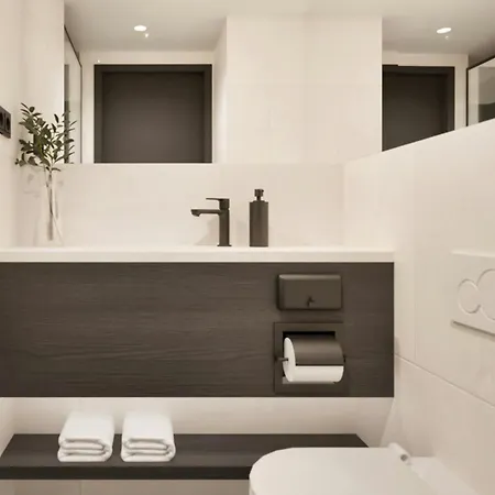 Courtyard By Marriott Hotel *