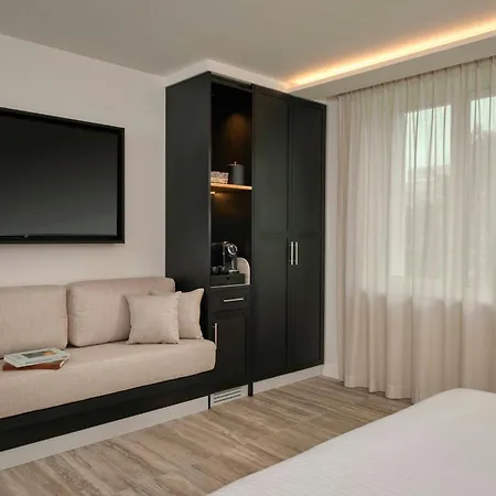 Courtyard By Marriott Hotel