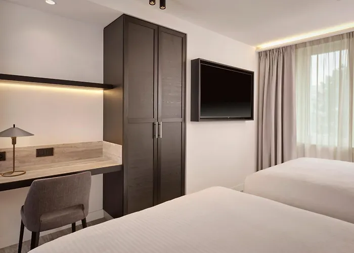 Courtyard By Marriott Hotel *